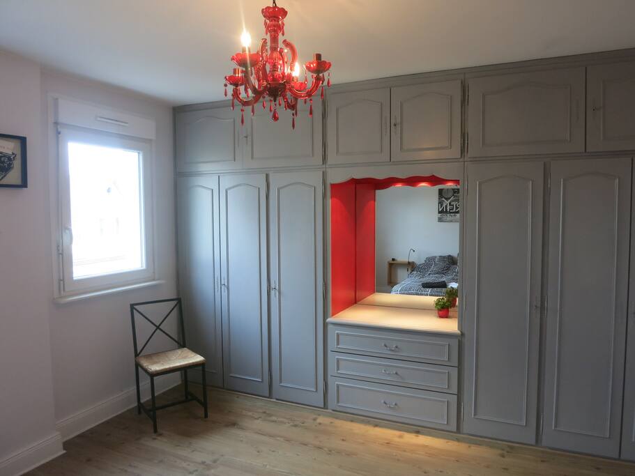 Avec son grand dressing