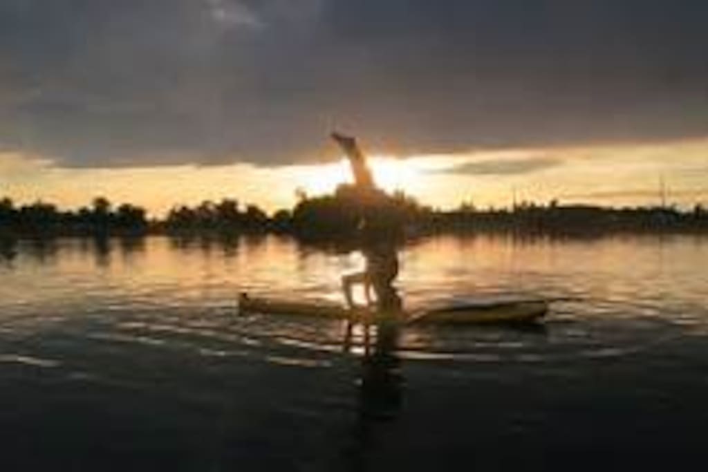 5 blocks away is a walking path and restaurants near Quinns Pond and the Wave!