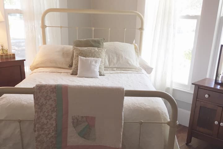 غرفة نوم جنوبية مع خزانة ملابس عتيقة مكواة سرير كامل وطاولة بلوط