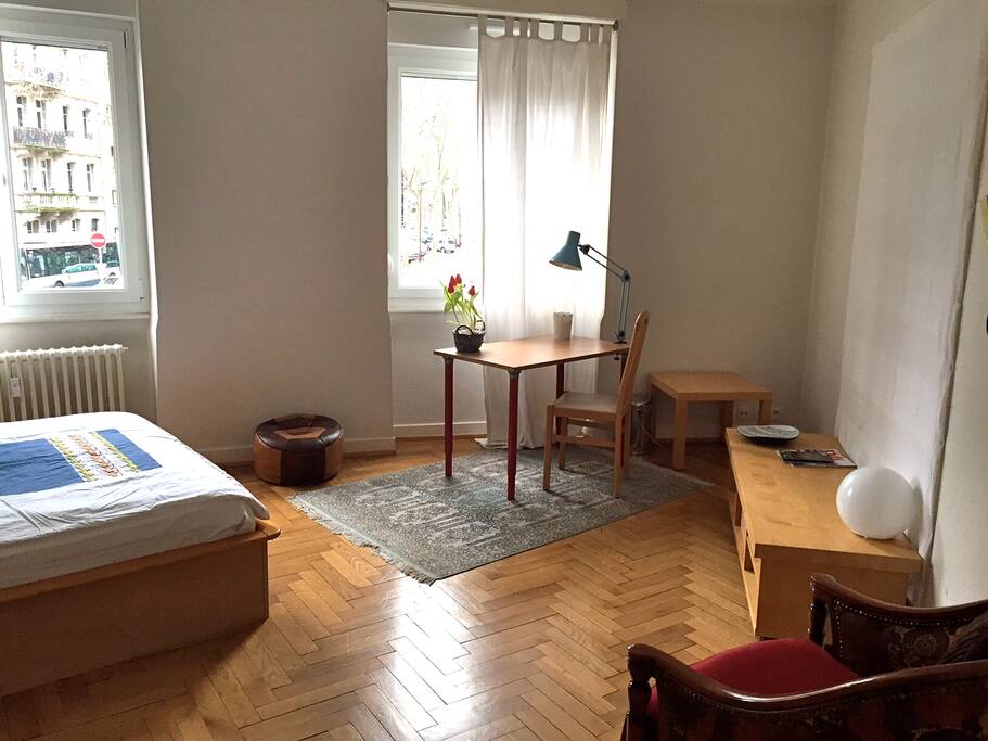 l'espace "bureau", face à la fenêtre
