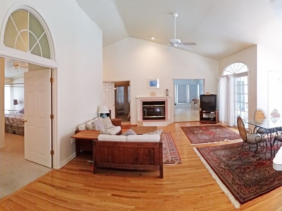 Bright Open Floor Plan Family Beach Retreat Houses for Rent in