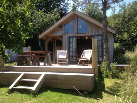 Top performing Airbnb: The Hikers' Hut, clifftop view on the Coastal Path in Shanklin