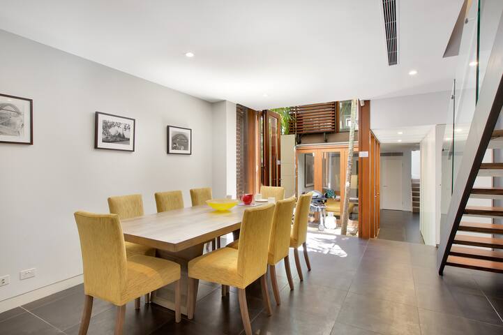 Harbour Bridge Views, Luxury, Stylish Abode. gallery image 5