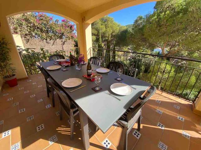 4 bedrooms and 4 Bathrooms. Walk to Beach. gallery image 5