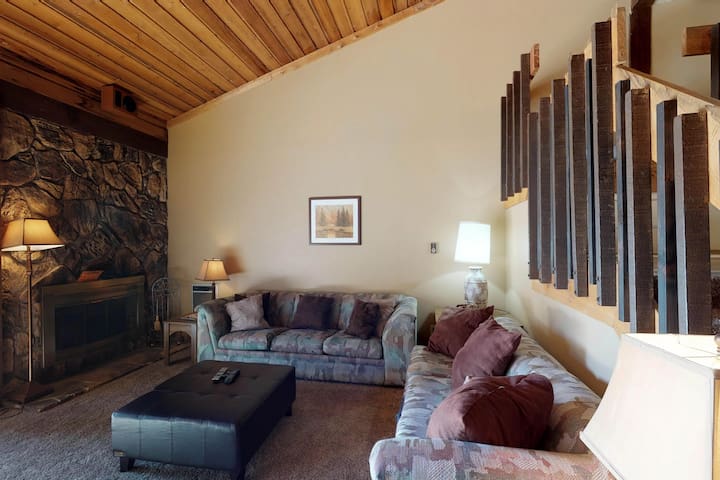 Mountain view condo w/ private deck & shared hot tub/pool - walk to the lake!