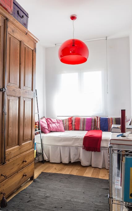 Habitación individual para una persona con armario amplio. Habitación muy luminosa. Wi fi. Espejo. Perchas en el armario. Sábanas y toallas