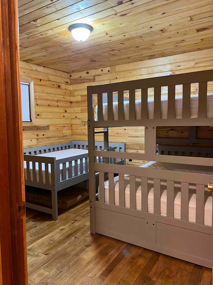 Dormitorio uno
1 litera llena sobre llena
1 cama de matrimonio
Armario y cajones para poner tu ropa. 