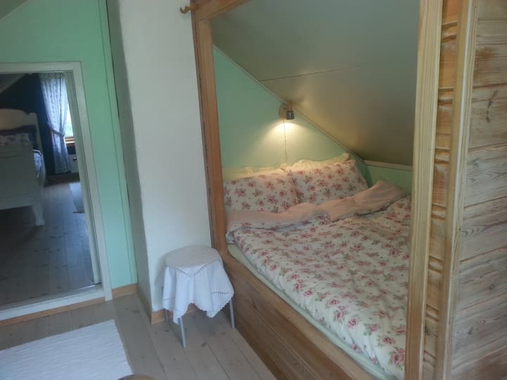 Kuća A, bračni krevet na katu