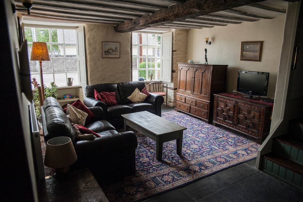 guest sitting room.
