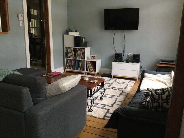 BIG PRIVATE ROOM IN DOWNTOWN