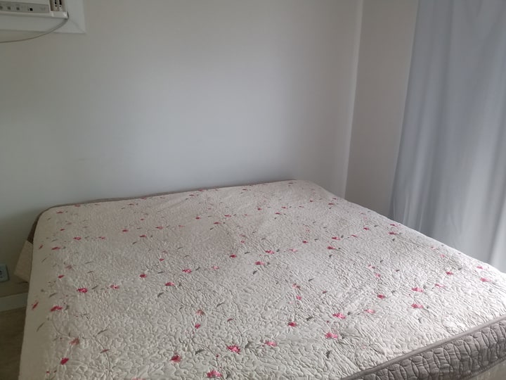 Suita dopio 1 - krevat dopio, ajër i kondicionuar, ventilator tavani, televizor, ballkon me pamje anësore të lagunës dhe banjës së plotë.