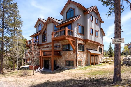 Ski In, Ski Out, Walk to town.