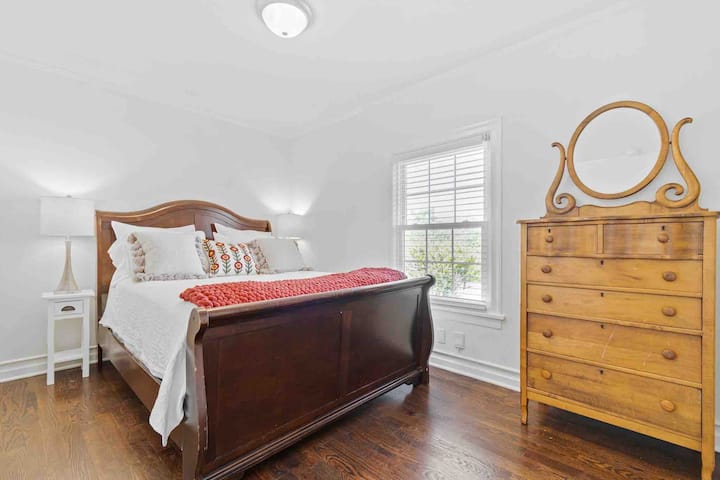 Брачен кревет (широк 150-179 см), штандови за две ноќевања и гардеробер прават оваа соба да функционира како дома! И два плакара! Еден за закачување и со  полици за чевли, џемпери итн.! Оваа спална соба се наоѓа спроти бањата