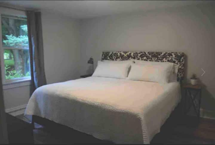 Dormitorio principal con cama tamaño king y baño, piso principal. 