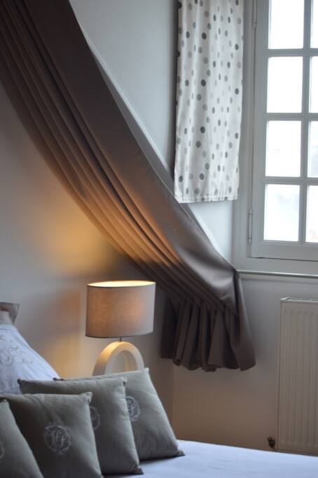 Double store occultant pour profiter pleinement du calme de la chambre et pouvoir trainer au lit.