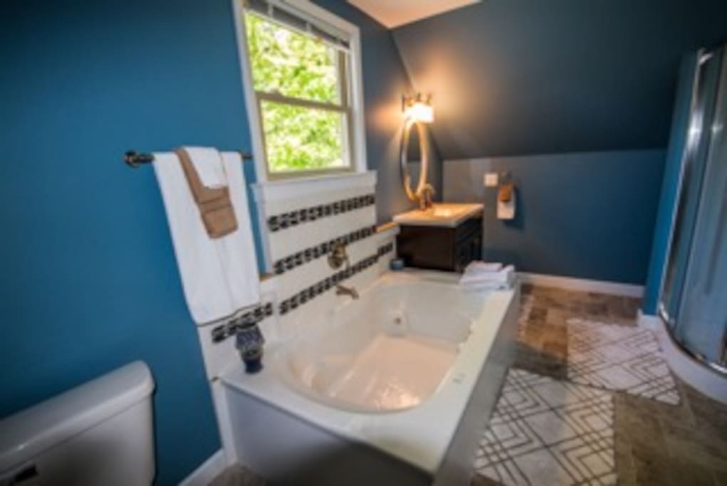 Take a relaxing whirlpool bath to wash away the worldly cares after a day on the lake.