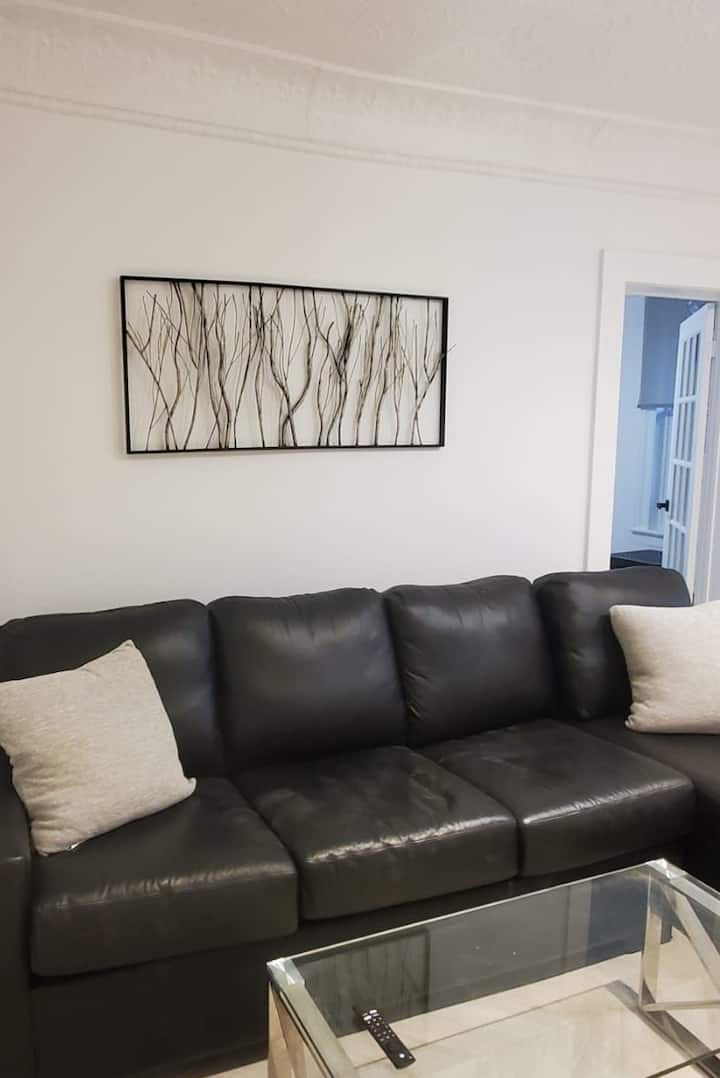 The Hub (Unit B): Modern 2 Br Off Main St Picton - Prince Edward