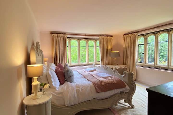 غرفة نوم وردية