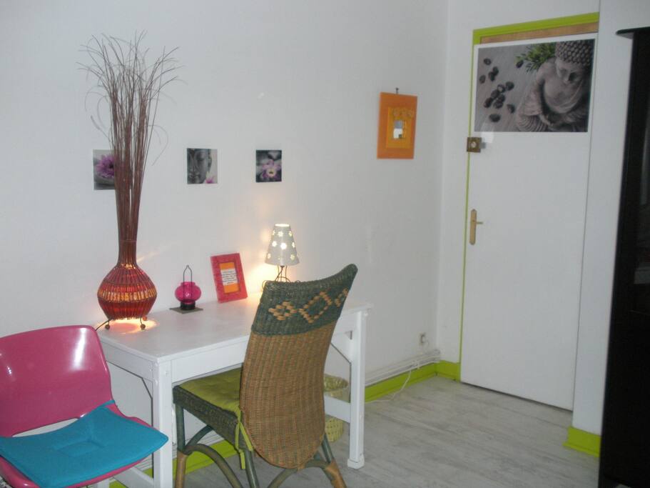 entrée sur le bureau de la chambre "parfum fleur d'oranger"