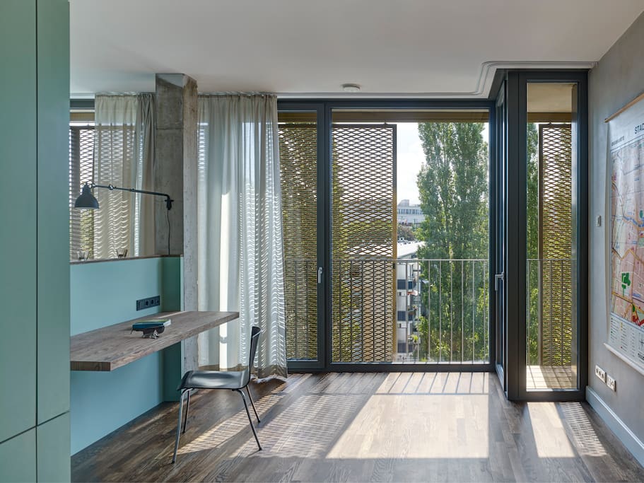Eingangsbereich, Schreibtisch und kleiner Balkon zur Straße