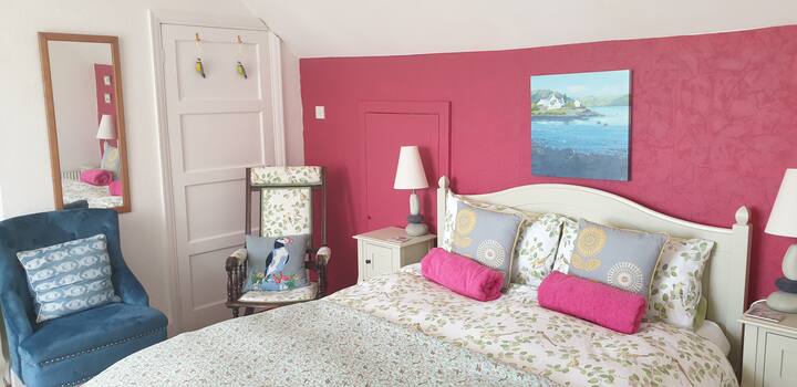 เตียงคิงไซส์ในห้องนอนใหญ่