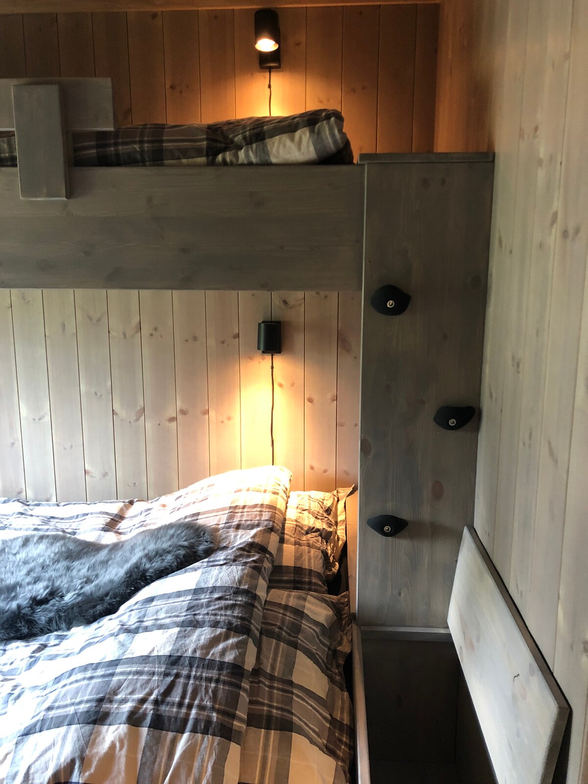 Slaapkamer 2. Kinderen moeten het bed 'beklimmen'. Er is gemakkelijke toegang tot stroom vanuit alle lijnen, zodat telefoons kunnen worden opgeladen. 
Beddengoed wordt niet verstrekt, dus het moet door de gasten worden meegebracht.