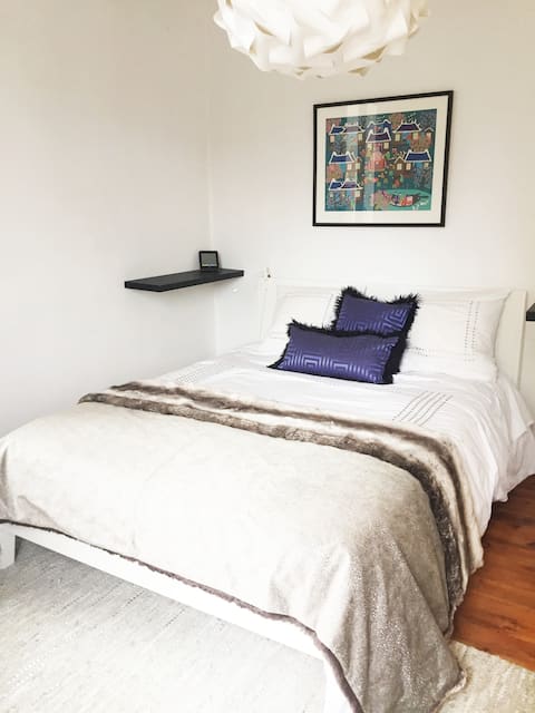 Peaceful night:  2 bedrooms + private parking