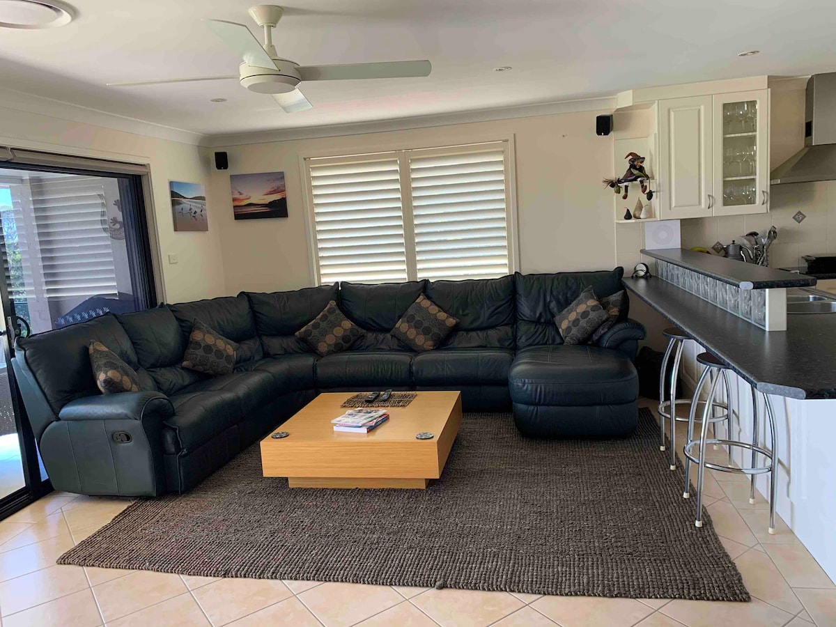 Top Airbnb: Cheerful 3 bedroom home overlooking Fingal Bay in Fingal Bay