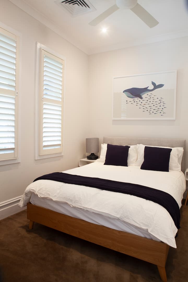 2间配备空调、标准双人床尺寸的卧室。