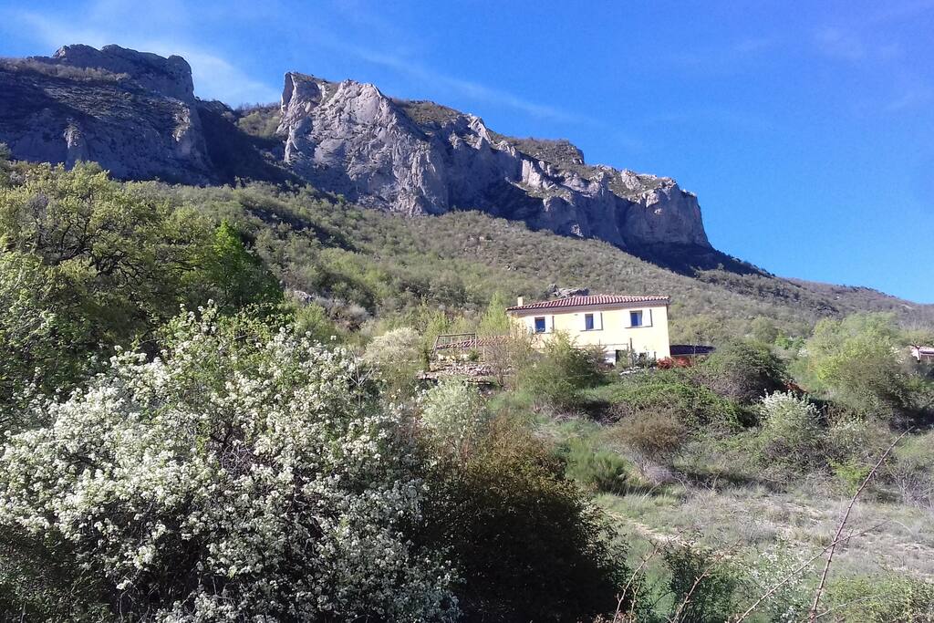La chambre est derrière la fenêtre gauche à l'étage.