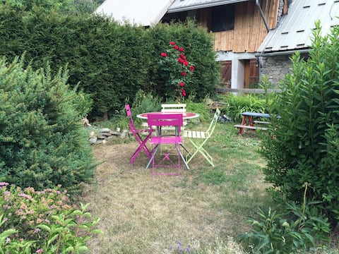 2 garden rooms in village