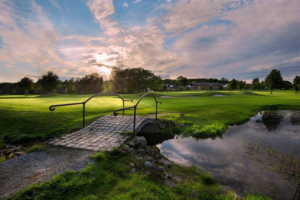 Stemningsbilde av Golfbanen ved siden av huset