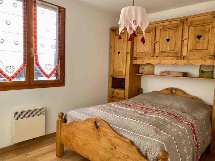 Dhomë gjumi në pjesën e pasme të chalet me krevat dopio, dollap, hapësirë të bollshme magazinimi. Po aq qetësi.