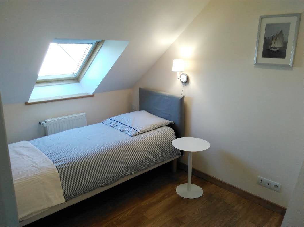 חדר יחיד, ראשון