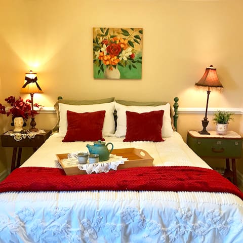 Clean Comfy Room in Artsy Home Near PDX Airport