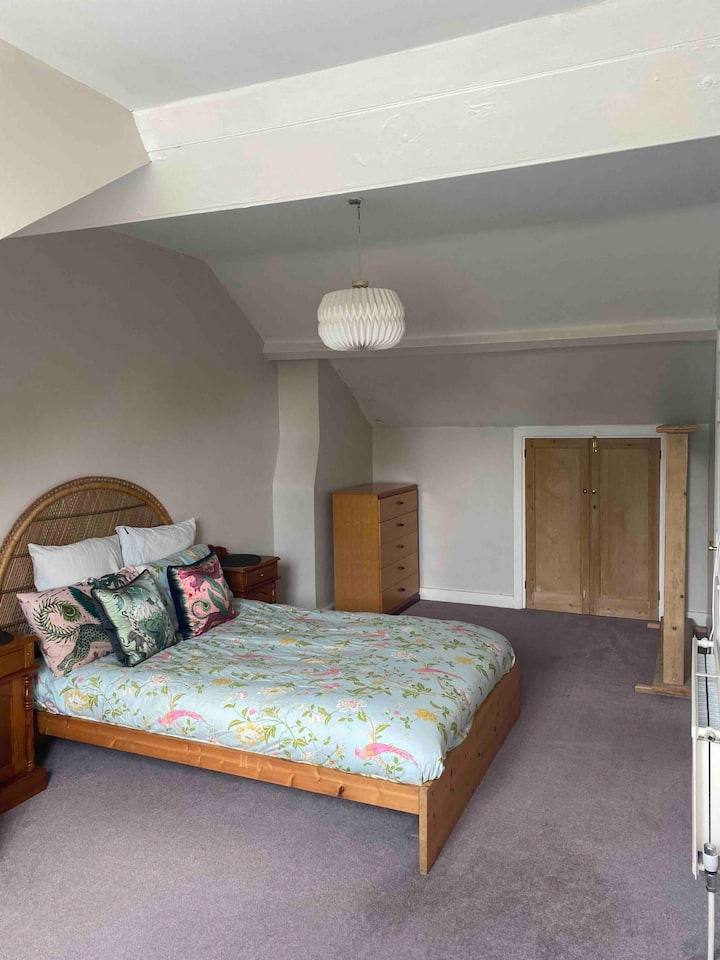 Large Bedroom With Living Room On Top Floor - Northampton, UK
