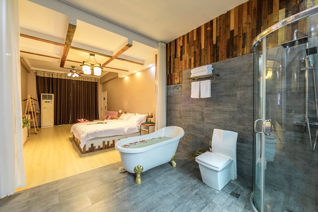 大型独卫尽享生活品质
Enjoy yourself in the room with a big separate toilet