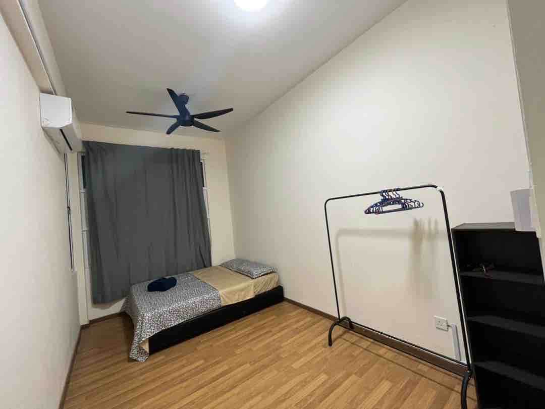 标准双人床，配有空调和吊扇 