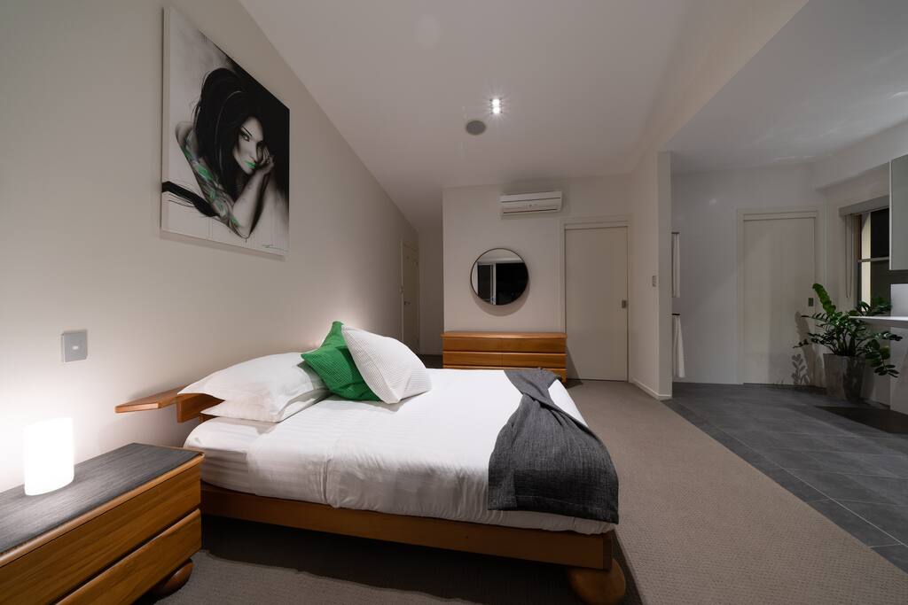 Master bedroom with Queen size bed and Tempur mattress