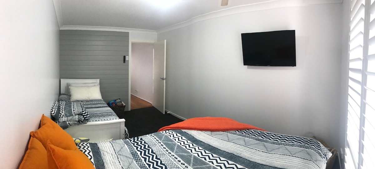 Втората спалня вече има отдалечен смарт телевизор, свързан само с Netflix, не е свободен за излъчване