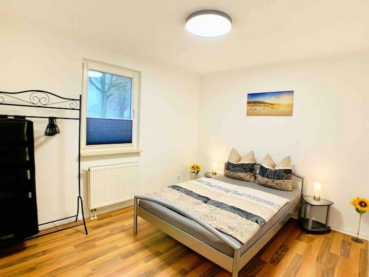 Schlafzimmer 2 mit einem Bett 140x200cm mit Tonnentaschen-Federkern Matratze 
