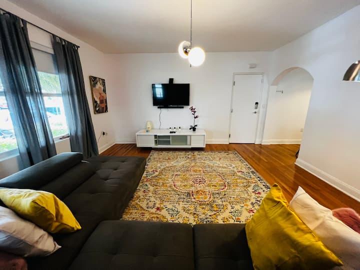 "B"4 Minutes Walk To The Beach 1bed, 1.5 Bath - Miami Beach