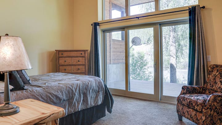 ¡Dormitorio principal con vistas al río con terraza!