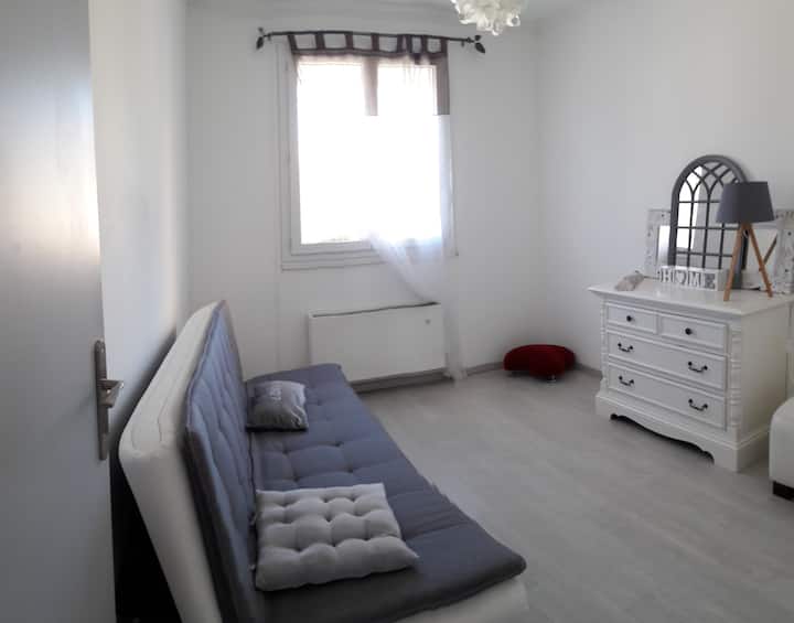 dormitorio con sofá cama