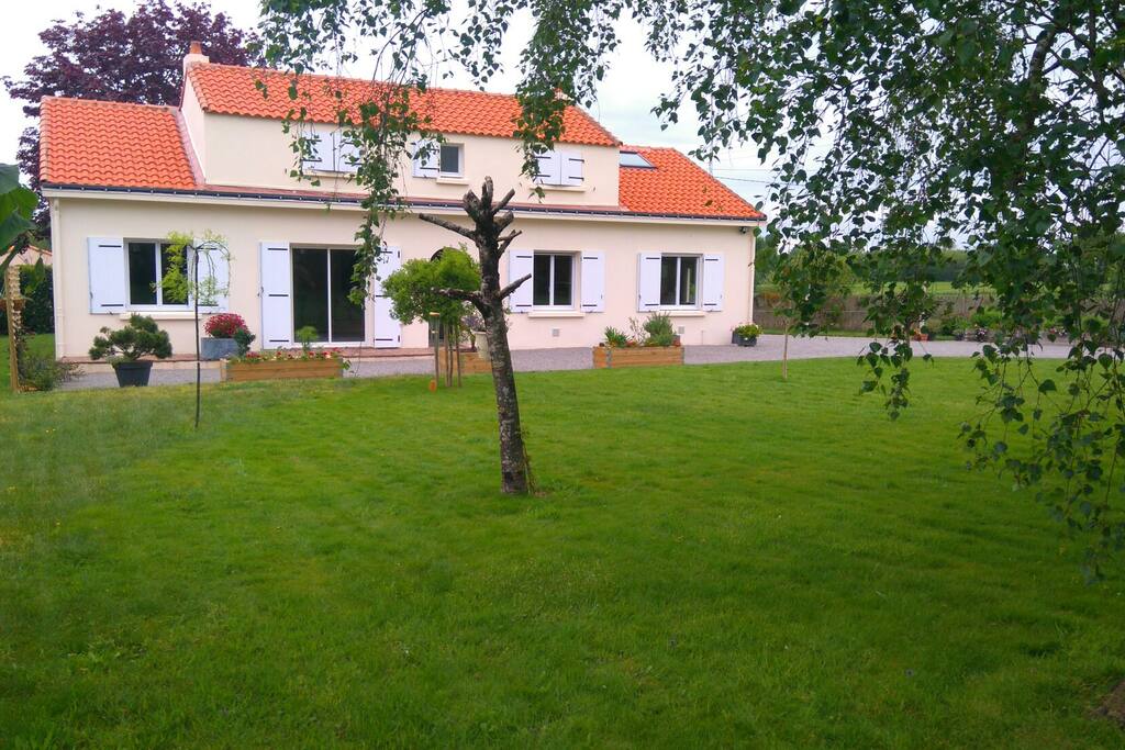 La maison : la chambre se situe à l'étage à gauche. Au milieu la petite fenêtre correspond à la salle de bain. A droite une seconde chambre jamais louée pour assurer votre tranquillité. Cependant si vous souhaitez la louer pour une troisième personne c'est possible.