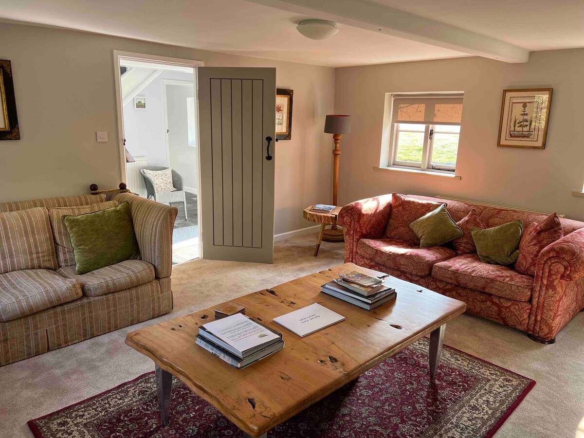 Successful Airbnb property: 3 Bedroomed detached Cottage in 16 acres in Calstock