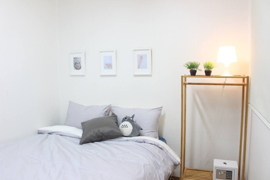lovely queen size bed!
