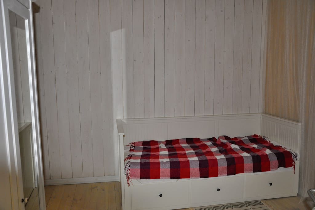Спальня (bedroom) - кровать раскладывается до нужной ширины