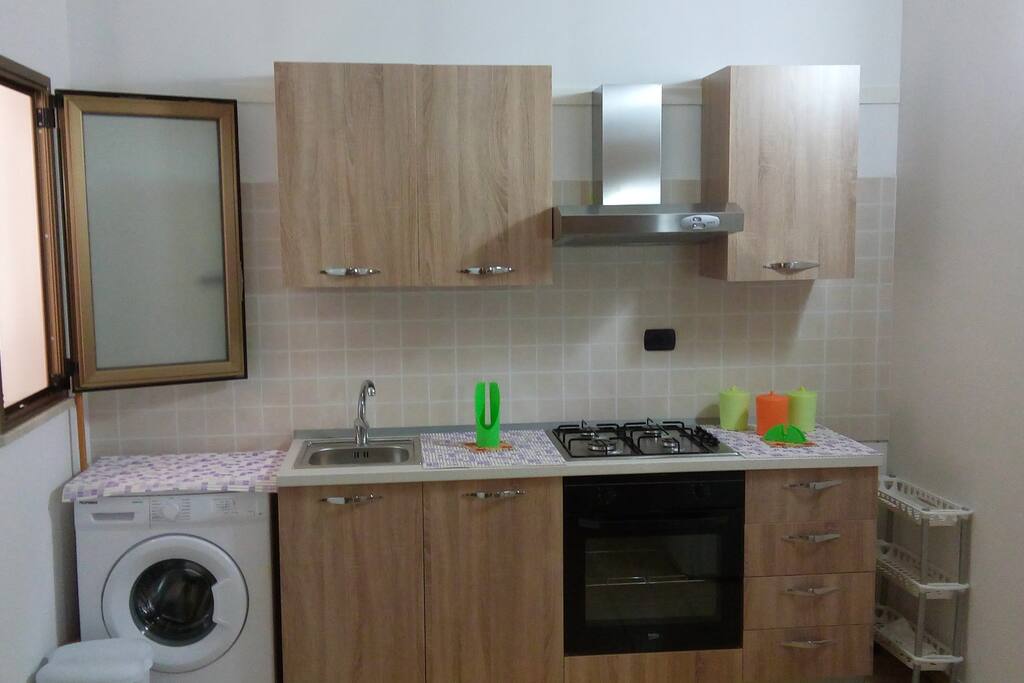 cucina attrezzato con lavatrice