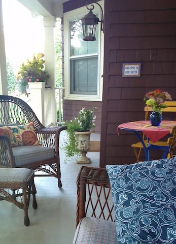 Peaceful Bedroom Norwood-close to commuter rail